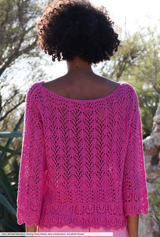 Rückansicht einer Frau in rosafarbenem Ajour-Strickpullover mit U-Boot-Ausschnitt und 3/4-Ärmeln