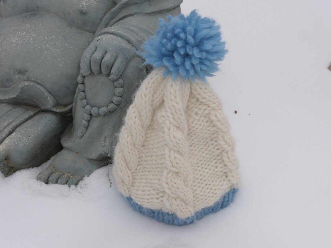 Mütze Lisa No. 1 zweifarbig gestrickt mit Zopfmuster und Bommel