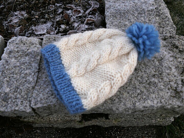 Mütze Lisa No. 1 zweifarbig gestrickt mit Zopfmuster und Bommel