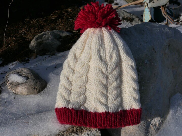 Mütze Lisa No. 2 zweifarbig gestrickt mit doppeltem Zopf und Bommel