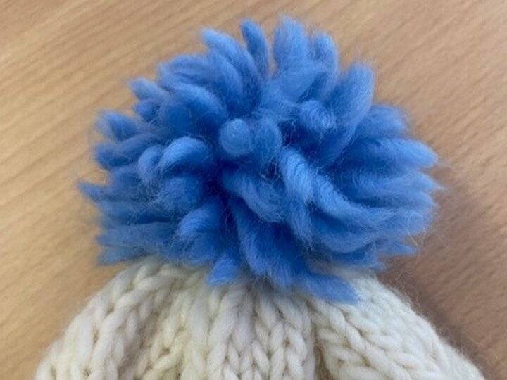 Strickmützen Lisa No. 1 und 2 mit 2 Zopfmustern und selbst gemachtem Bommel