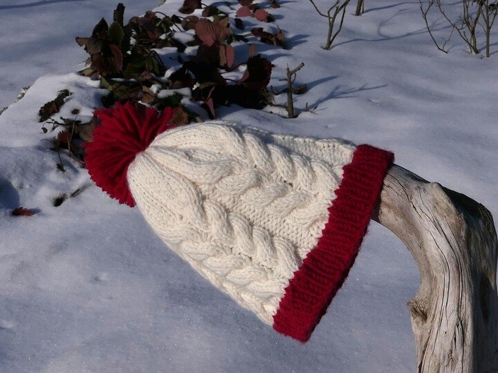 Strickmützen Lisa No. 1 und 2 mit 2 Zopfmustern und selbst gemachtem Bommel