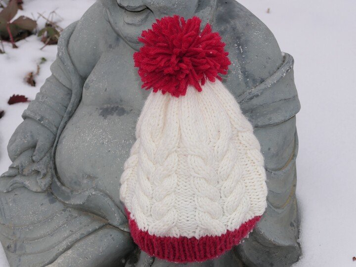 Strickmützen Lisa No. 1 und 2 mit 2 Zopfmustern und selbst gemachtem Bommel