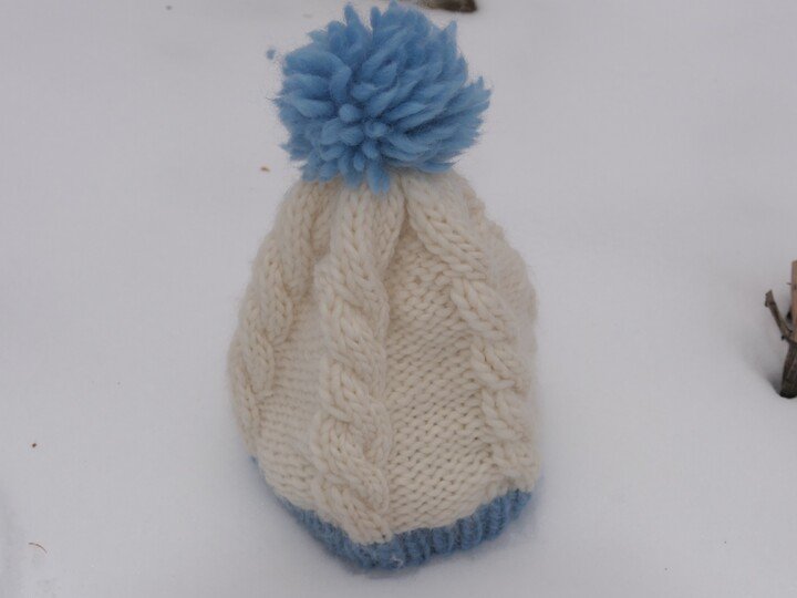 Strickmützen Lisa No. 1 und 2 mit 2 Zopfmustern und selbst gemachtem Bommel