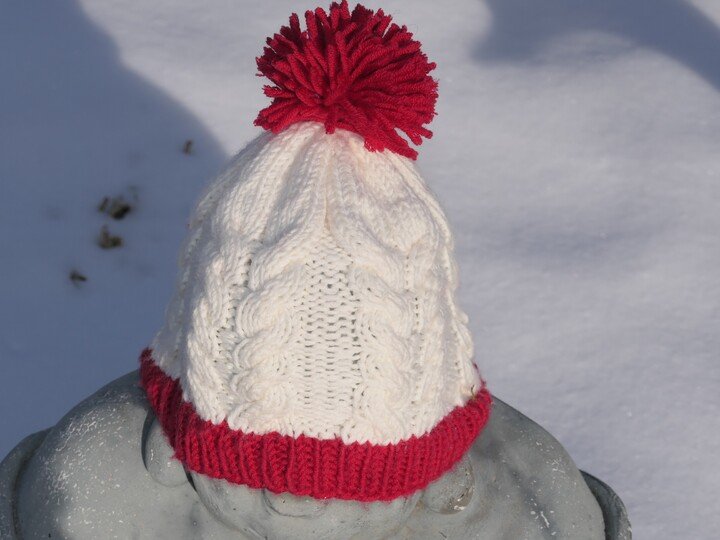 Strickmützen Lisa No. 1 und 2 mit 2 Zopfmustern und selbst gemachtem Bommel