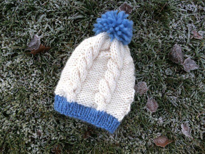 Strickmützen Lisa No. 1 und 2 mit 2 Zopfmustern und selbst gemachtem Bommel