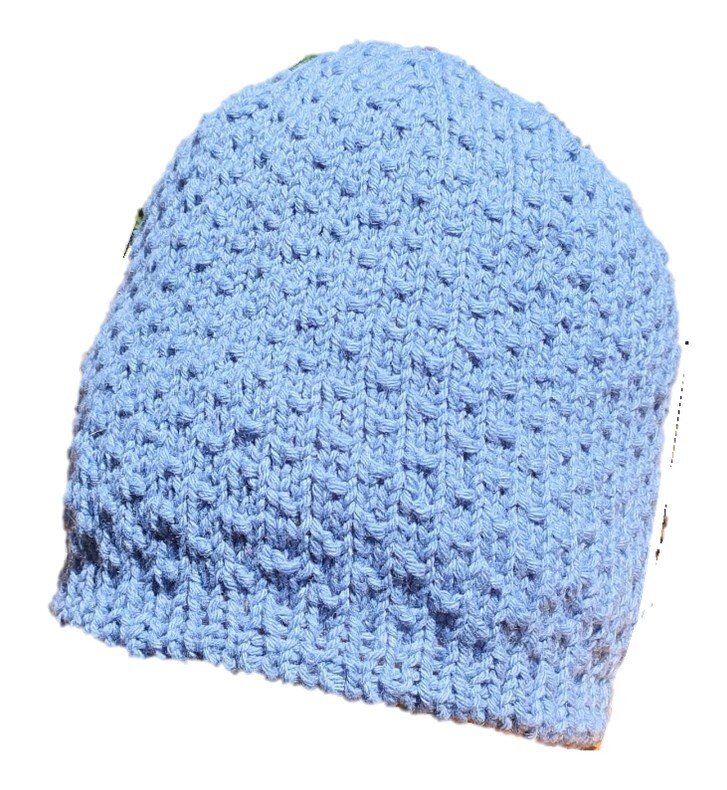 Hellblaue gestrickte Mütze mit dichtem, strukturiertem Maschenmuster