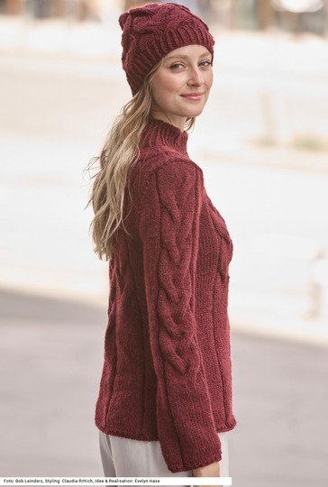 Pullover und Mütze mit Zöpfen