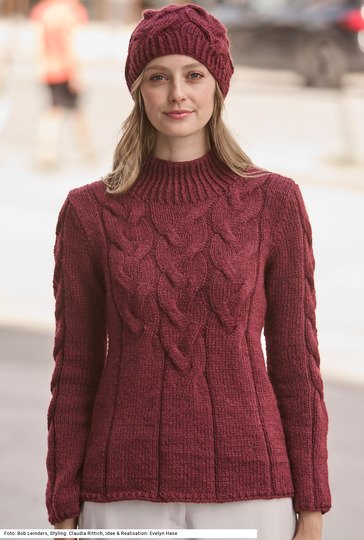 Pullover und Mütze mit Zöpfen