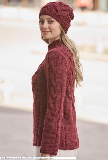 Pullover und Mütze mit Zöpfen