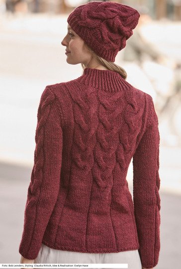 Pullover und Mütze mit Zöpfen