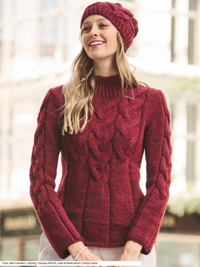 Pullover und Mütze mit Zöpfen