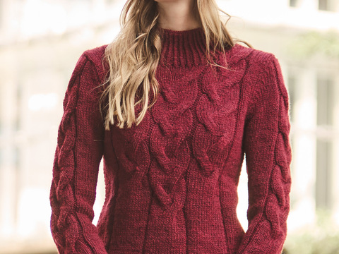 Pullover und Mütze mit Zöpfen