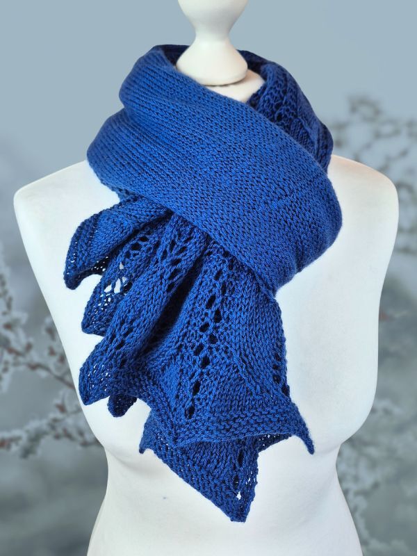 blauer gestrickter Schal mit gezackter Ajourkante auf Schaufensterpuppe