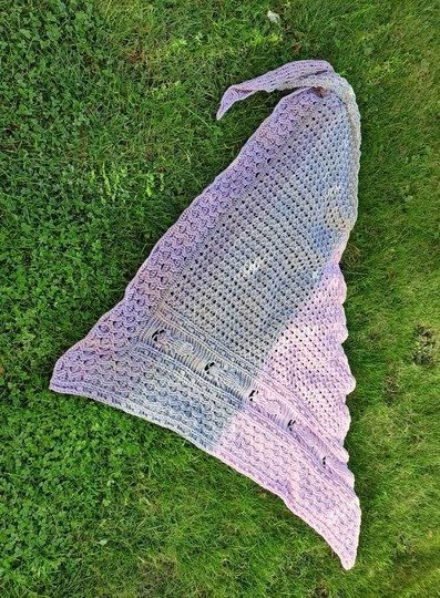 „BEEZY“ – Häkelanleitung für ein asymmetrisches Dreieckstuch