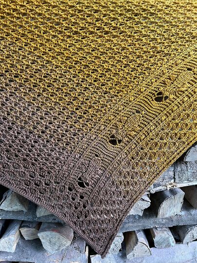 „BEEZY“ – Häkelanleitung für ein asymmetrisches Dreieckstuch