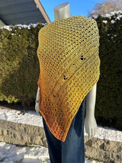 „BEEZY“ – Häkelanleitung für ein asymmetrisches Dreieckstuch