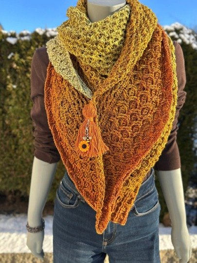 „BEEZY“ – Häkelanleitung für ein asymmetrisches Dreieckstuch