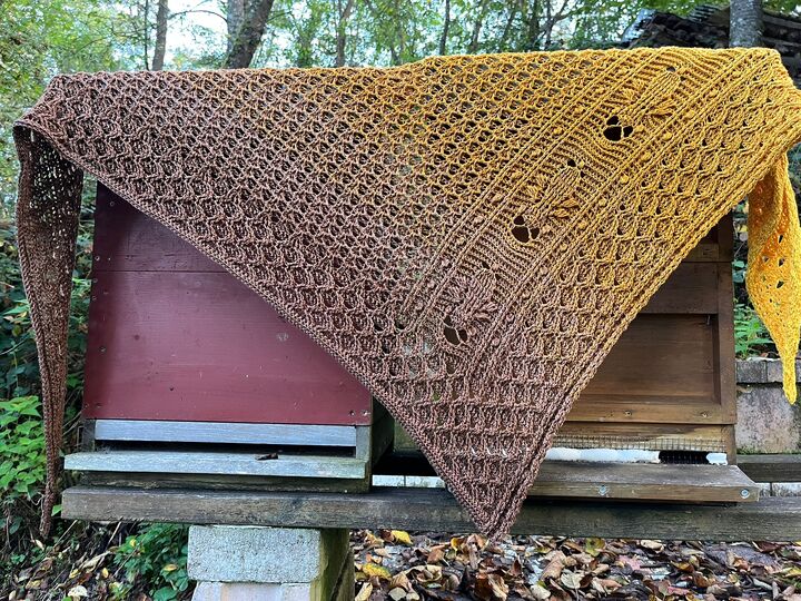 „BEEZY“ – Häkelanleitung für ein asymmetrisches Dreieckstuch