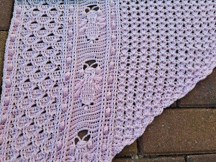 „BEEZY“ – Häkelanleitung für ein asymmetrisches Dreieckstuch