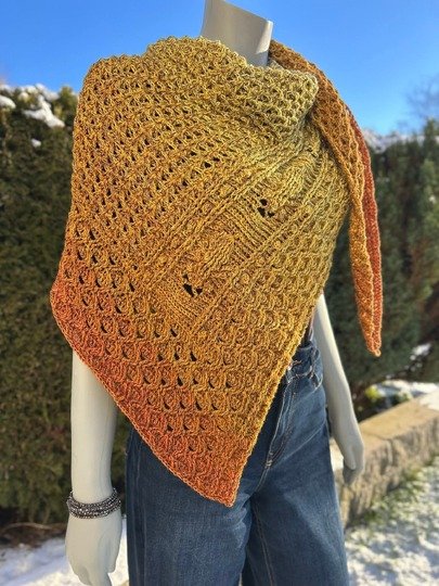 „BEEZY“ – Häkelanleitung für ein asymmetrisches Dreieckstuch