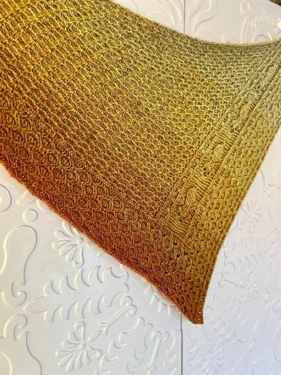 „BEEZY“ – Häkelanleitung für ein asymmetrisches Dreieckstuch