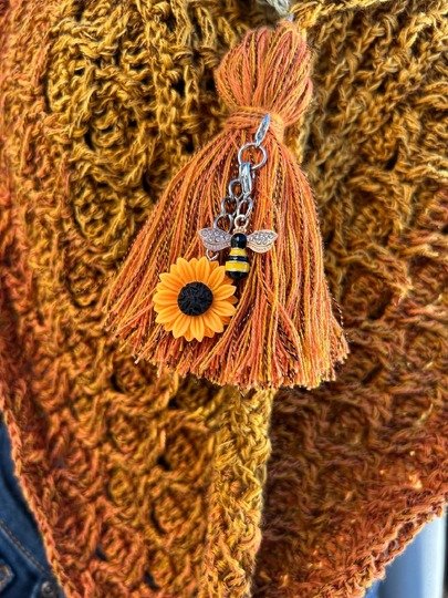 „BEEZY“ – Häkelanleitung für ein asymmetrisches Dreieckstuch