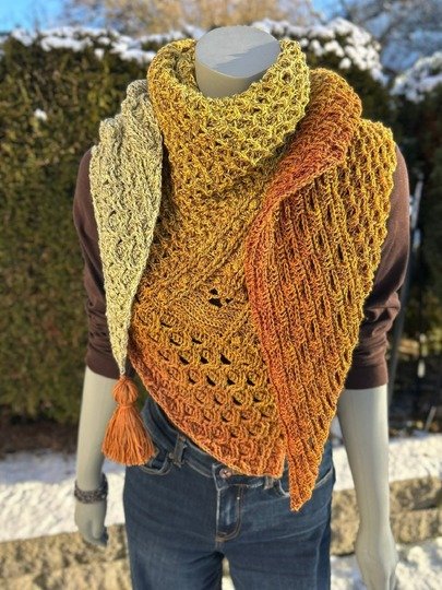 „BEEZY“ – Häkelanleitung für ein asymmetrisches Dreieckstuch