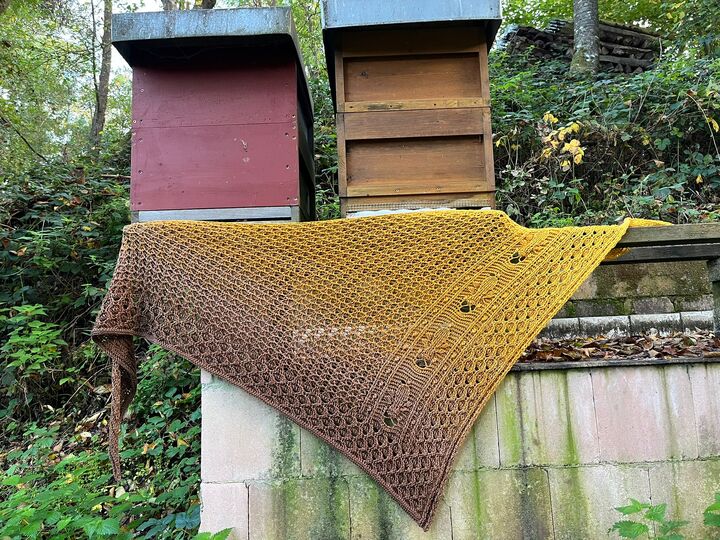 „BEEZY“ – Häkelanleitung für ein asymmetrisches Dreieckstuch