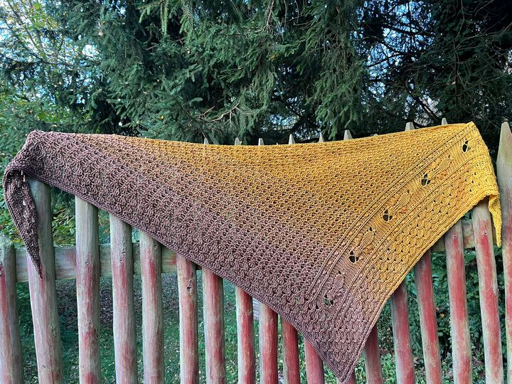 „BEEZY“ – Häkelanleitung für ein asymmetrisches Dreieckstuch