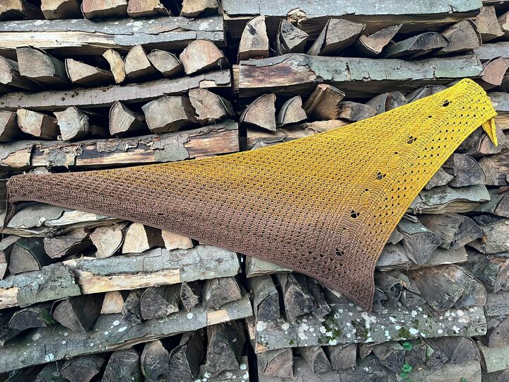 „BEEZY“ – Häkelanleitung für ein asymmetrisches Dreieckstuch