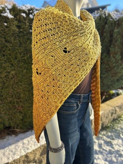 „BEEZY“ – Häkelanleitung für ein asymmetrisches Dreieckstuch