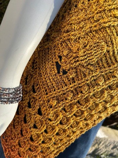 „BEEZY“ – Häkelanleitung für ein asymmetrisches Dreieckstuch