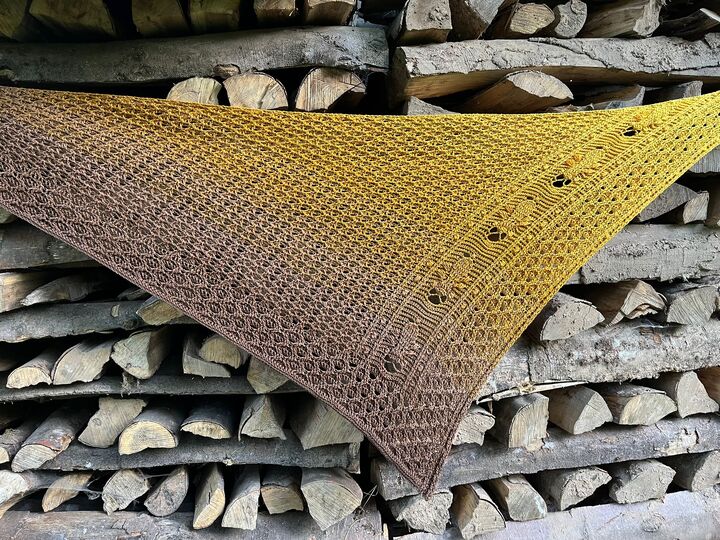 „BEEZY“ – Häkelanleitung für ein asymmetrisches Dreieckstuch