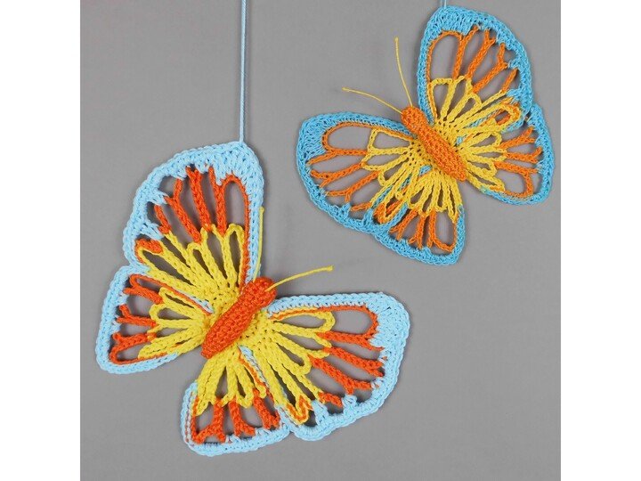 Großer, bunter Schmetterling - Dekohänger aus Wollresten - Häkelanleitung
