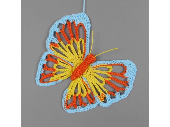 Großer, bunter Schmetterling - Dekohänger aus Wollresten - Häkelanleitung
