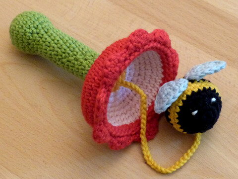 Crochet pattern cup and ball game: flower with bumblebee