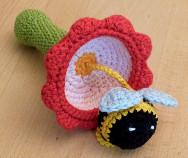 Crochet pattern cup and ball game: flower with bumblebee