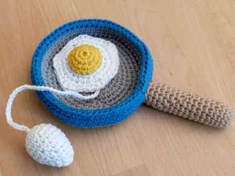 Crochet pattern cup and ball game: pan with eggs