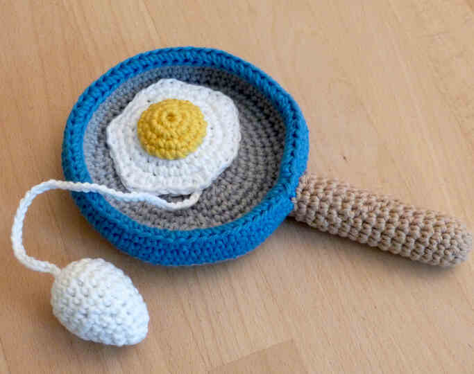 Crochet pattern cup and ball game: pan with eggs