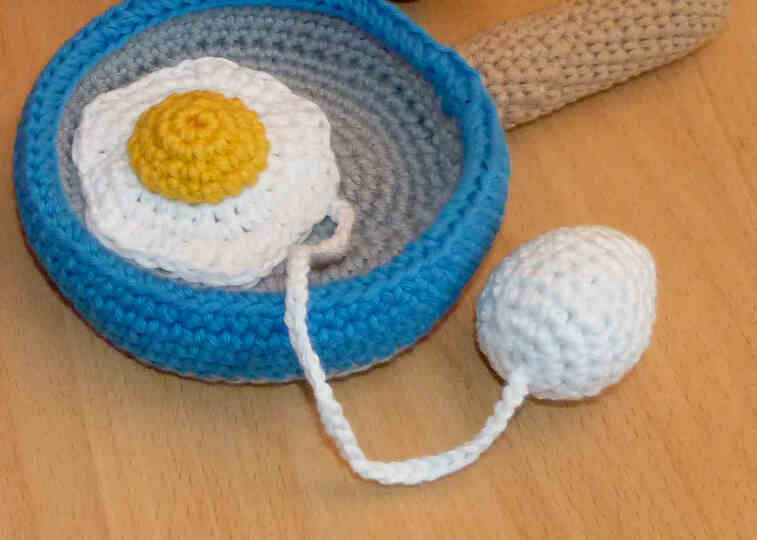 Crochet pattern cup and ball game: pan with eggs