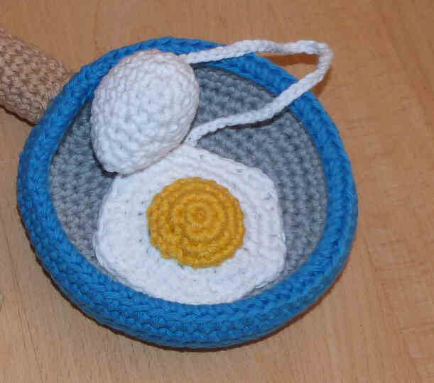 Crochet pattern cup and ball game: pan with eggs