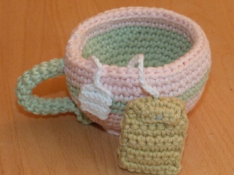 Häkelanleitung Becherball "Tasse mit Teebeutel" Bewegungsspiel für Kinder