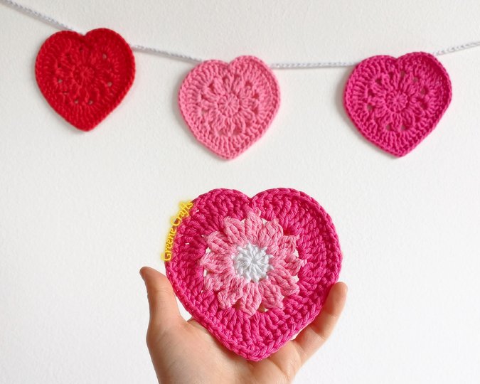 Herzgirlande mit Blumenmotiv für Valentinstag – Häkelanleitung