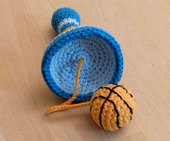 Häkelanleitung Becherball "Basketball" Bewegungsspiel für Kinder