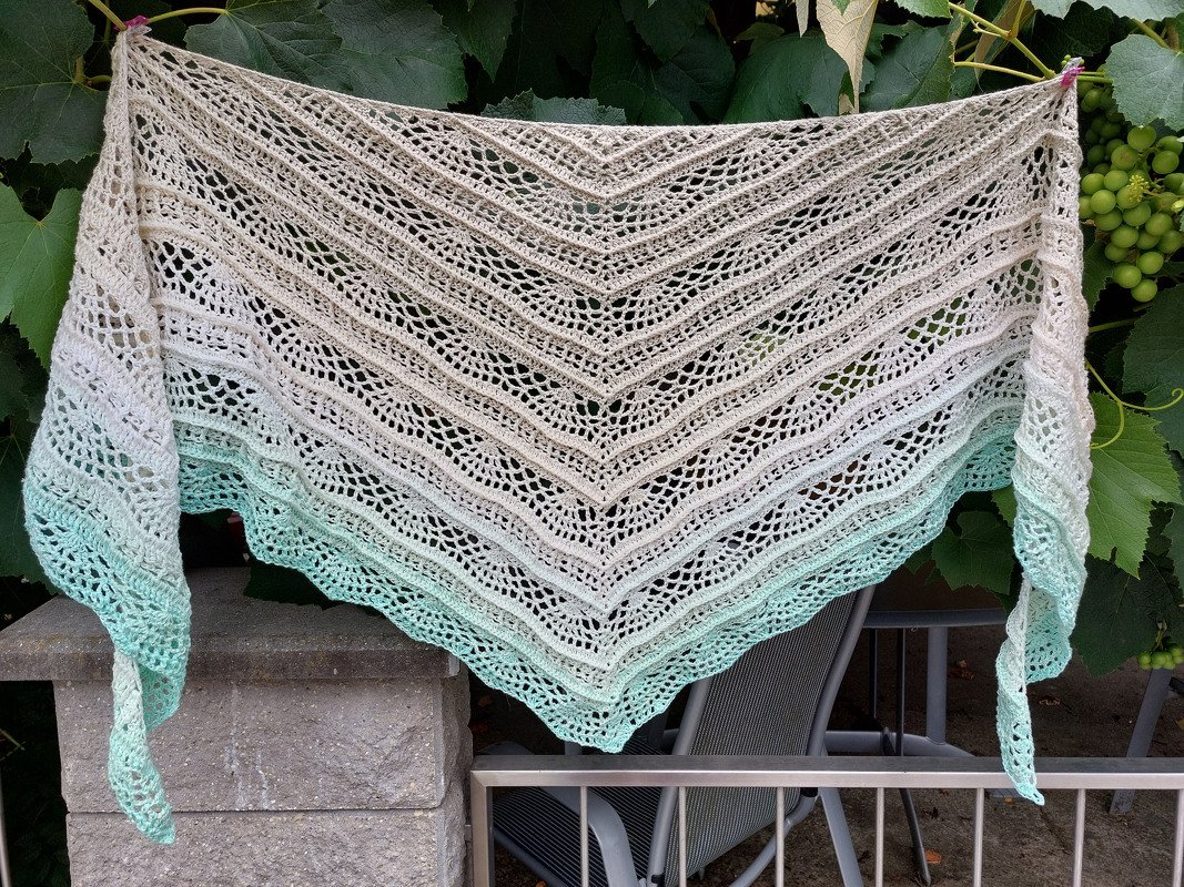 Crochet shawl/scarf with a symmetrical design – Bryelle BE – crochetpattern