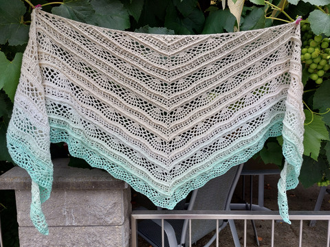 Crochet shawl/scarf with a symmetrical design – Bryelle BE – crochetpattern