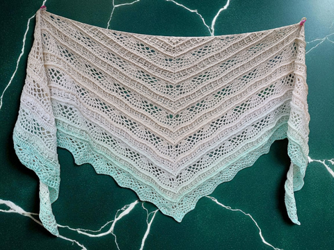 Crochet shawl/scarf with a symmetrical design – Bryelle BE – crochetpattern