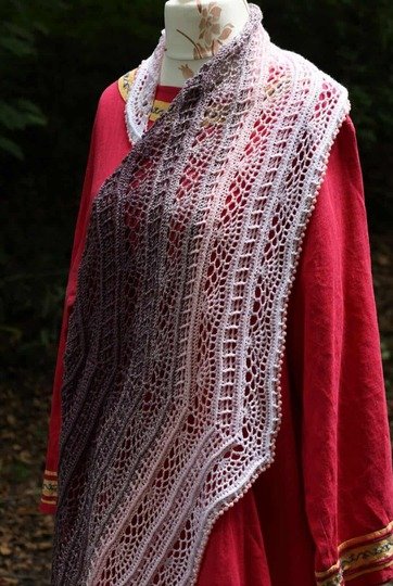 Crochet shawl/scarf with a symmetrical design – Bryelle BE – crochetpattern