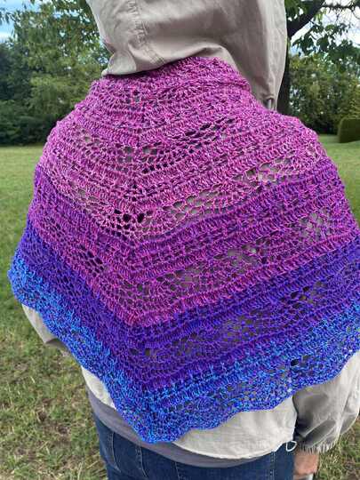 Crochet shawl/scarf with a symmetrical design – Bryelle BE – crochetpattern